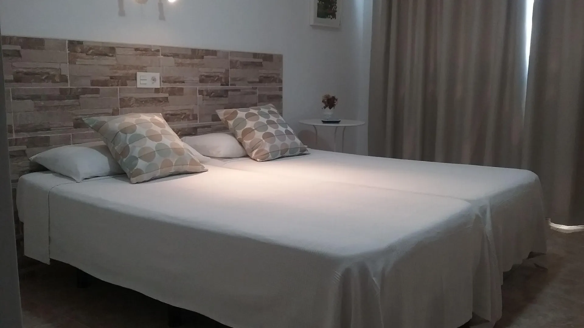 Hostal Residencia Cardona Arrecife  Hostel Arrecife (Lanzarote)